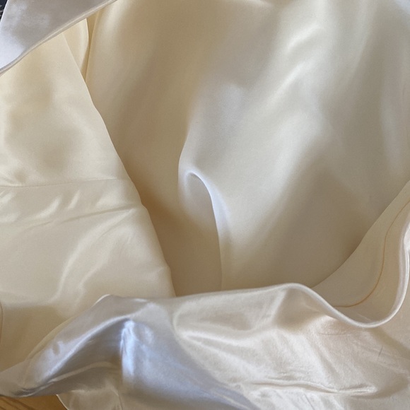 New Price!! Vera Wang Wedding Dress. Excellent condition. Worn once. Size 6. - Picture 9 of 14